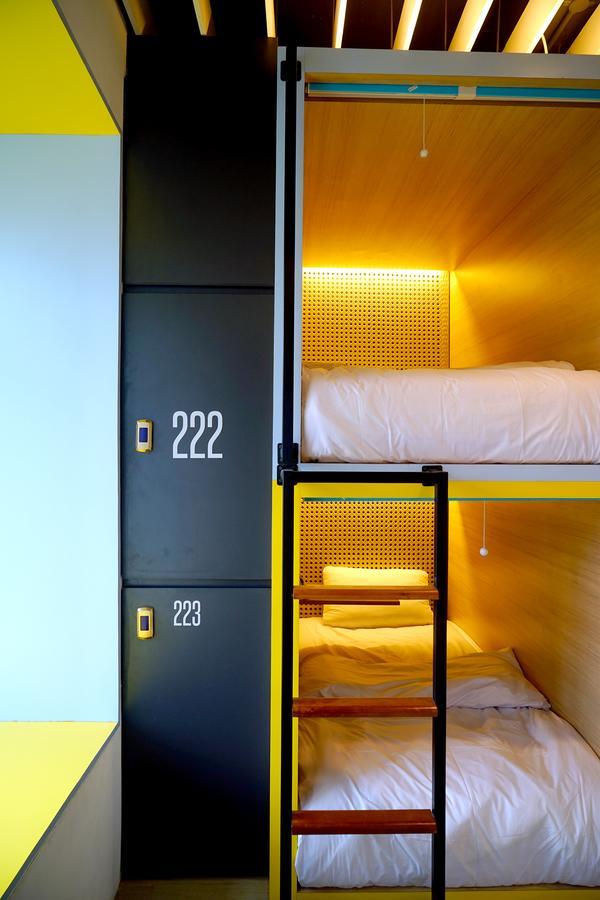 Borough Capsule Hostel Bali Legian Exteriör bild