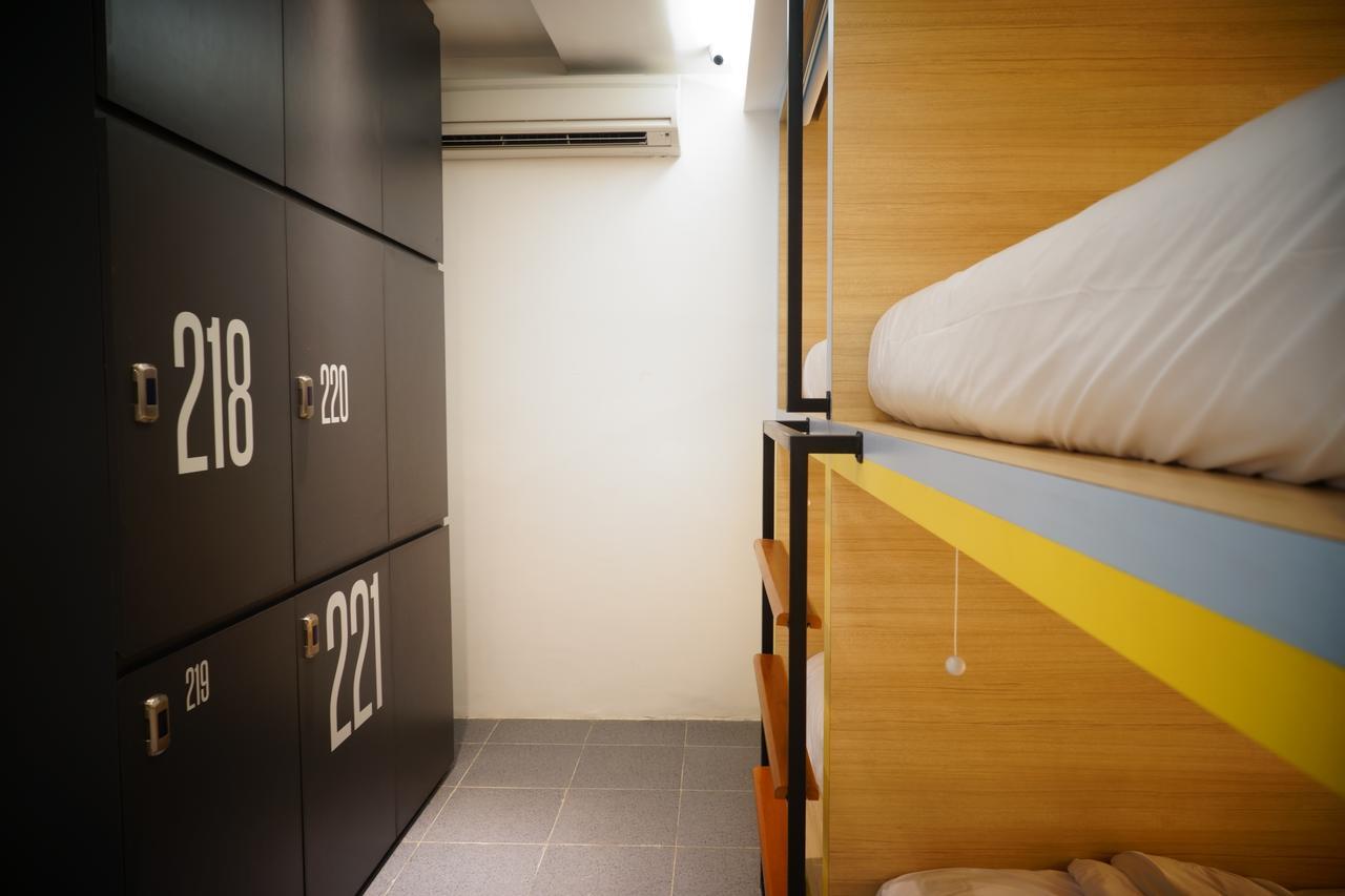 Borough Capsule Hostel Bali Legian Exteriör bild