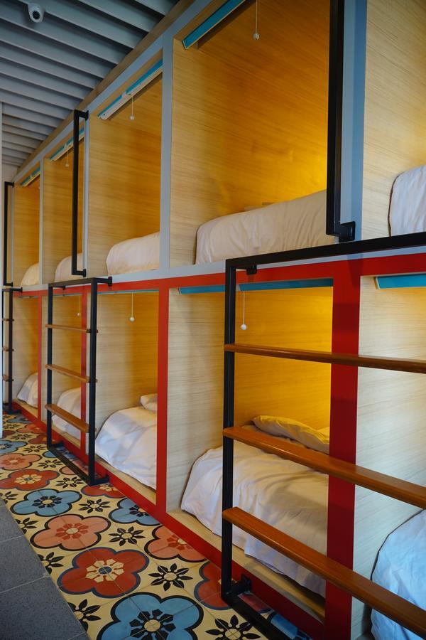 Borough Capsule Hostel Bali Legian Exteriör bild